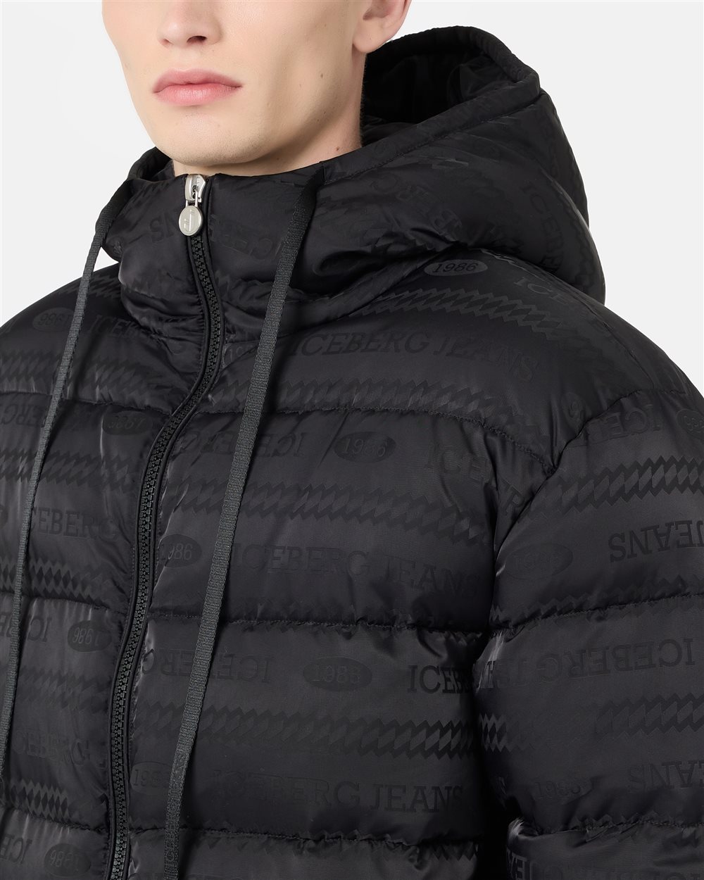 Bomberjacke in Schwarz auf Schwarz aus Nylon mit Iceberg-Jacquard-Logo - Iceberg - Official Website