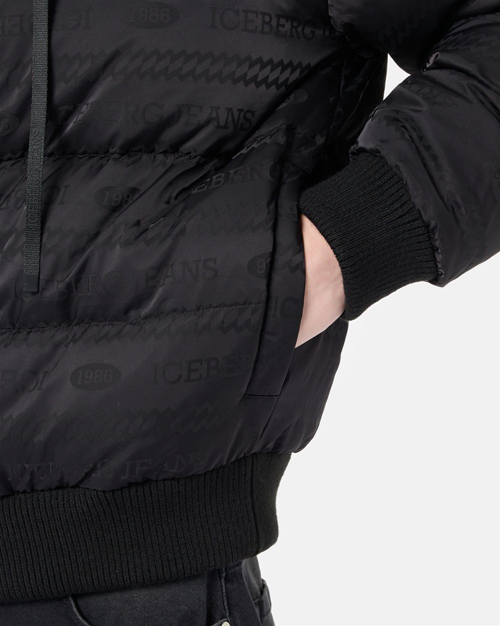 Bomberjacke in Schwarz auf Schwarz aus Nylon mit Iceberg-Jacquard-Logo - Iceberg - Official Website
