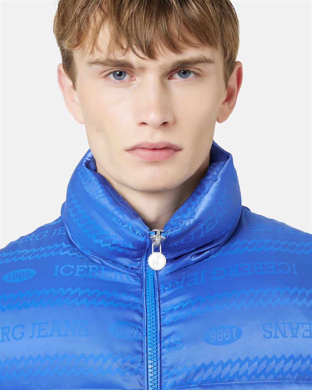Blaue Nylonweste mit durchgehendem 1986-Jacquard-Iceberg-Logo - Iceberg - Official Website