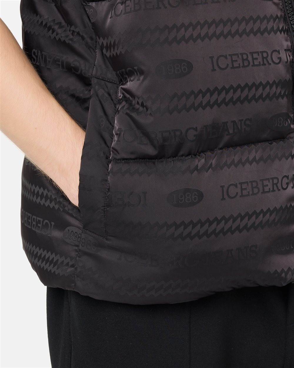 Gilet in Nylon Allover Logo 1986 Jacquard black Iceberg - Iceberg - Official Website