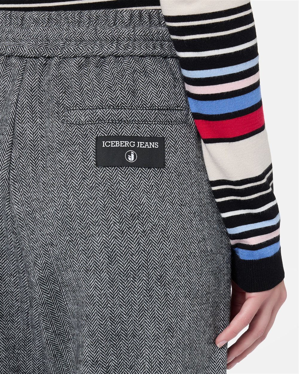 Schwarz und weiß gestreifte Couli Hose aus Wollgemisch mit Fischgrätmuster - Iceberg - Official Website