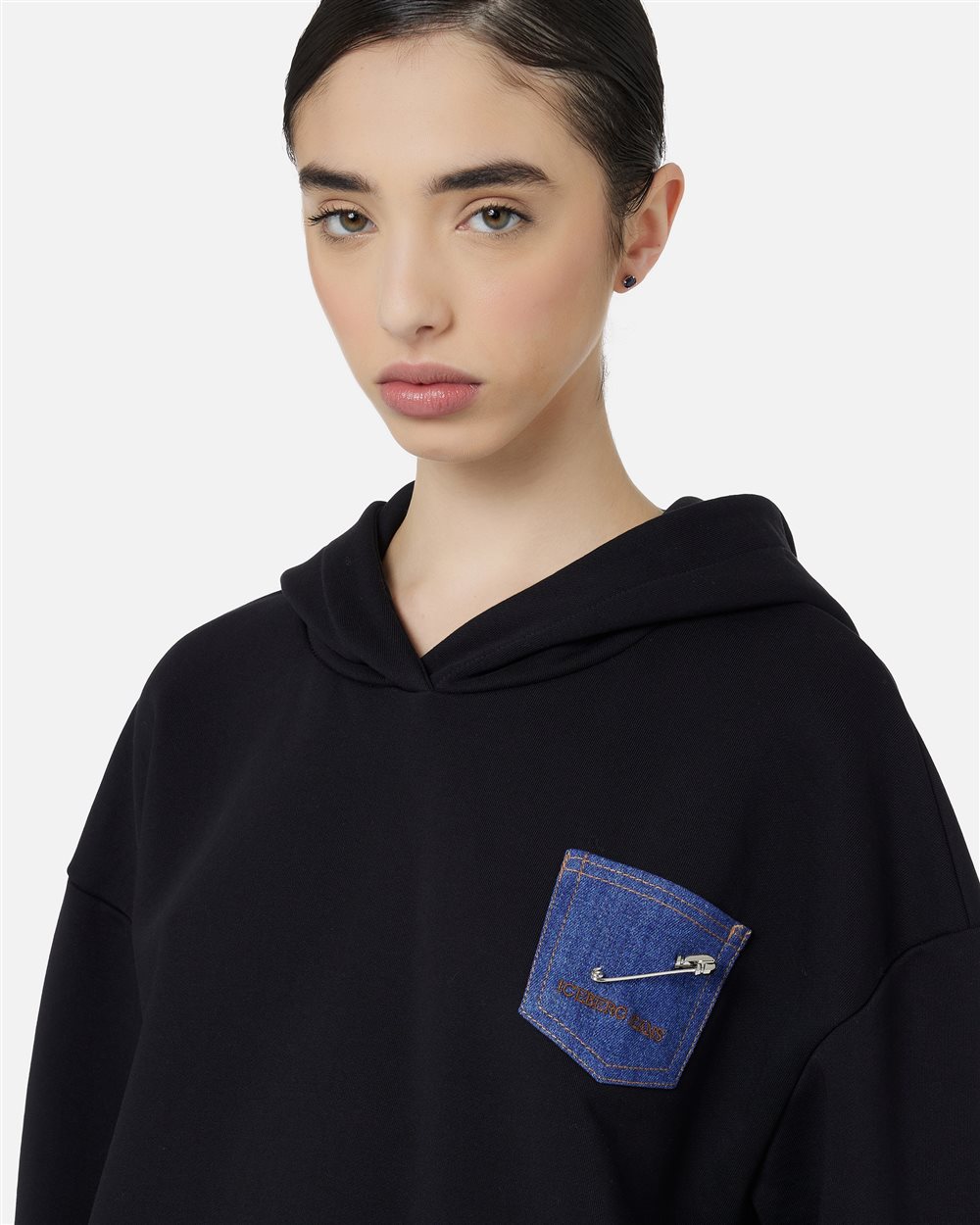 Cropped Hoodie in Black Fleece with Denim Pocket and IJ Detail - Iceberg - Official Website