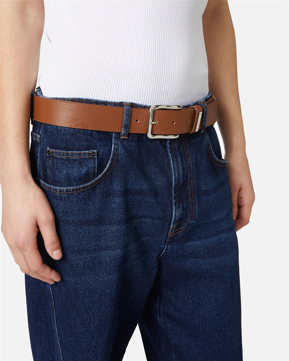 Hazelnut hammered leather belt: artisanal elegance with distinctive details - Iceberg - Official Website