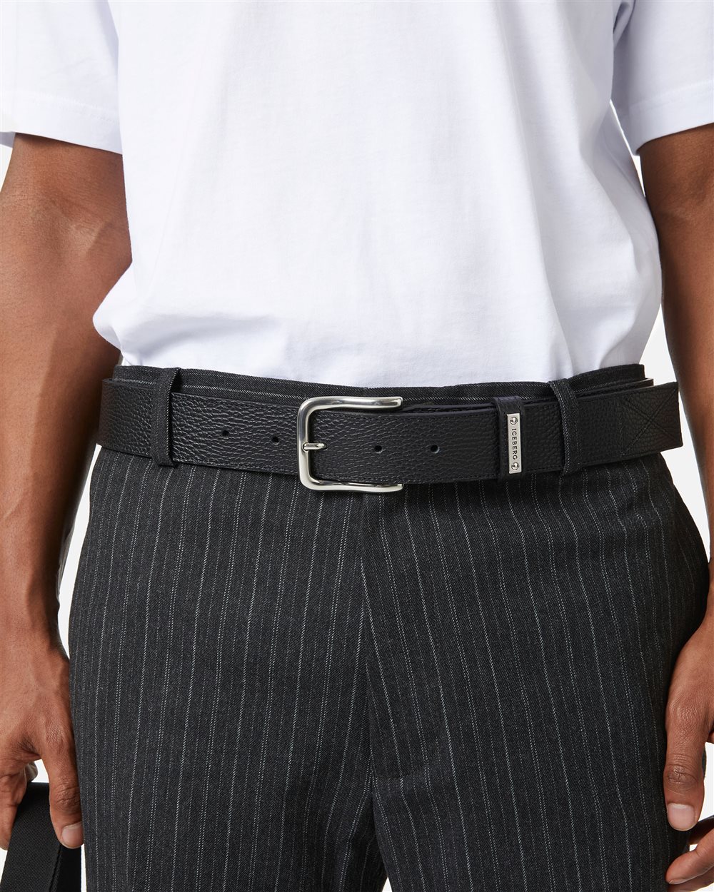 Black hammered leather belt: artisanal elegance with distinctive details - Iceberg - Official Website