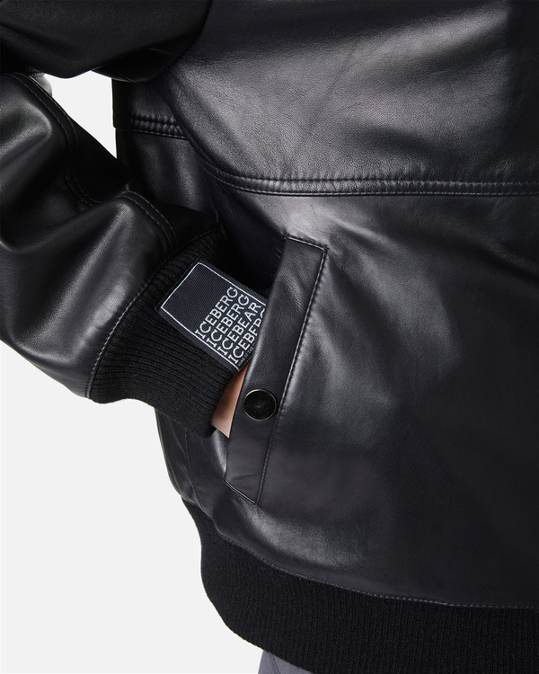 Schwarze Bomberjacke aus Leder mit aufgestickten Patches - Iceberg - Official Website
