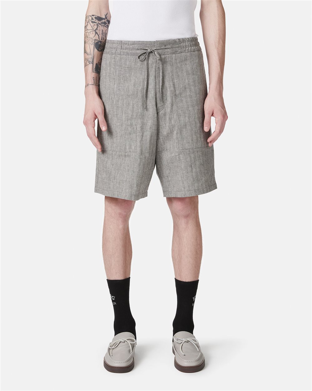 Regular Fit Bermuda-Shorts aus schwarz-weißem Herringbone-Stoff. - Herren | Iceberg - Official Website
