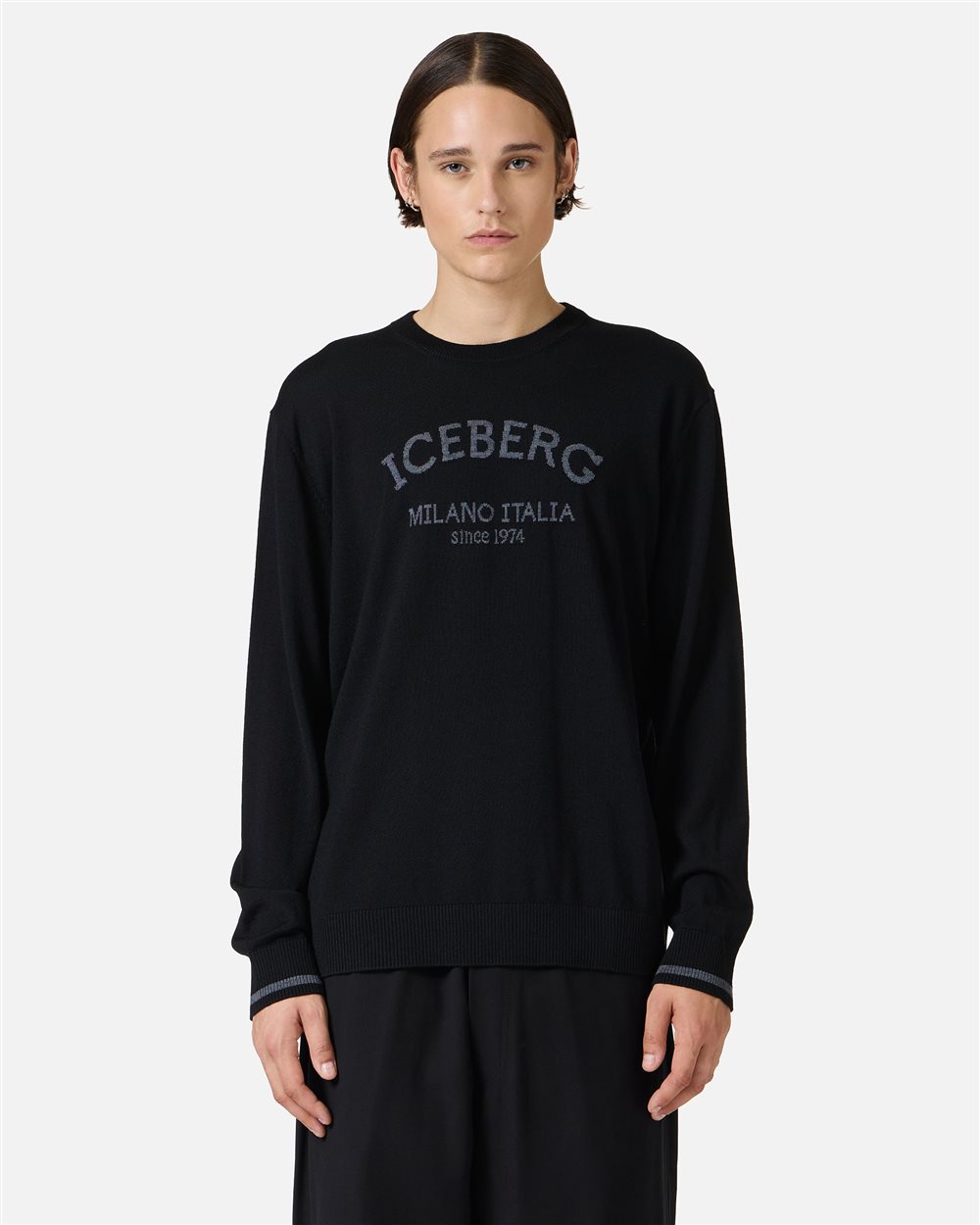 Black crewneck sweater in extra-fine merino with Iceberg Milano Italia logo | Iceberg - Official Website