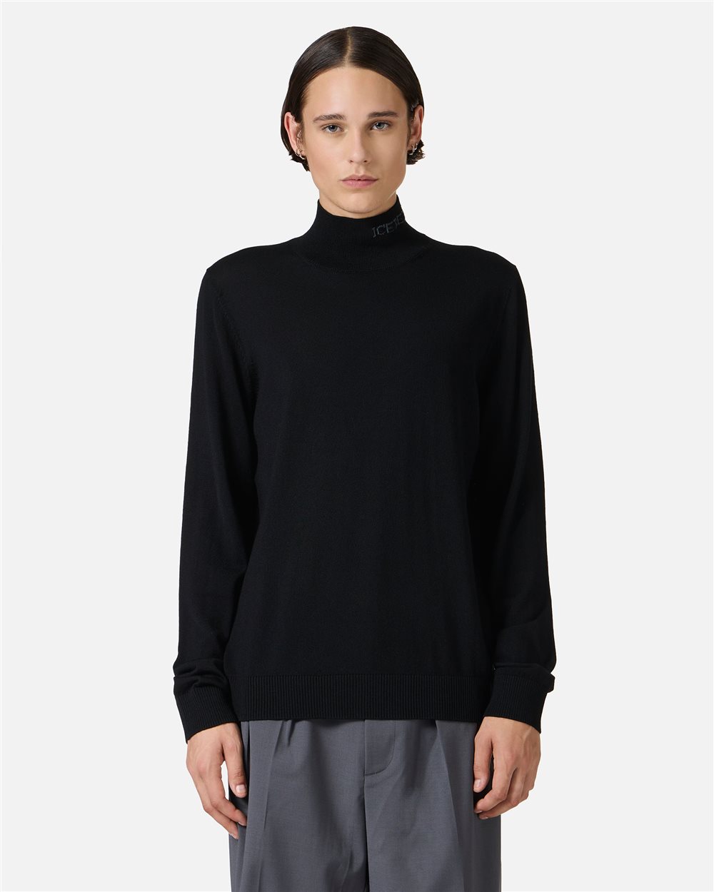 Black slim fit turtleneck sweater in merino with contrasting Iceberg logo | Iceberg - Official Website