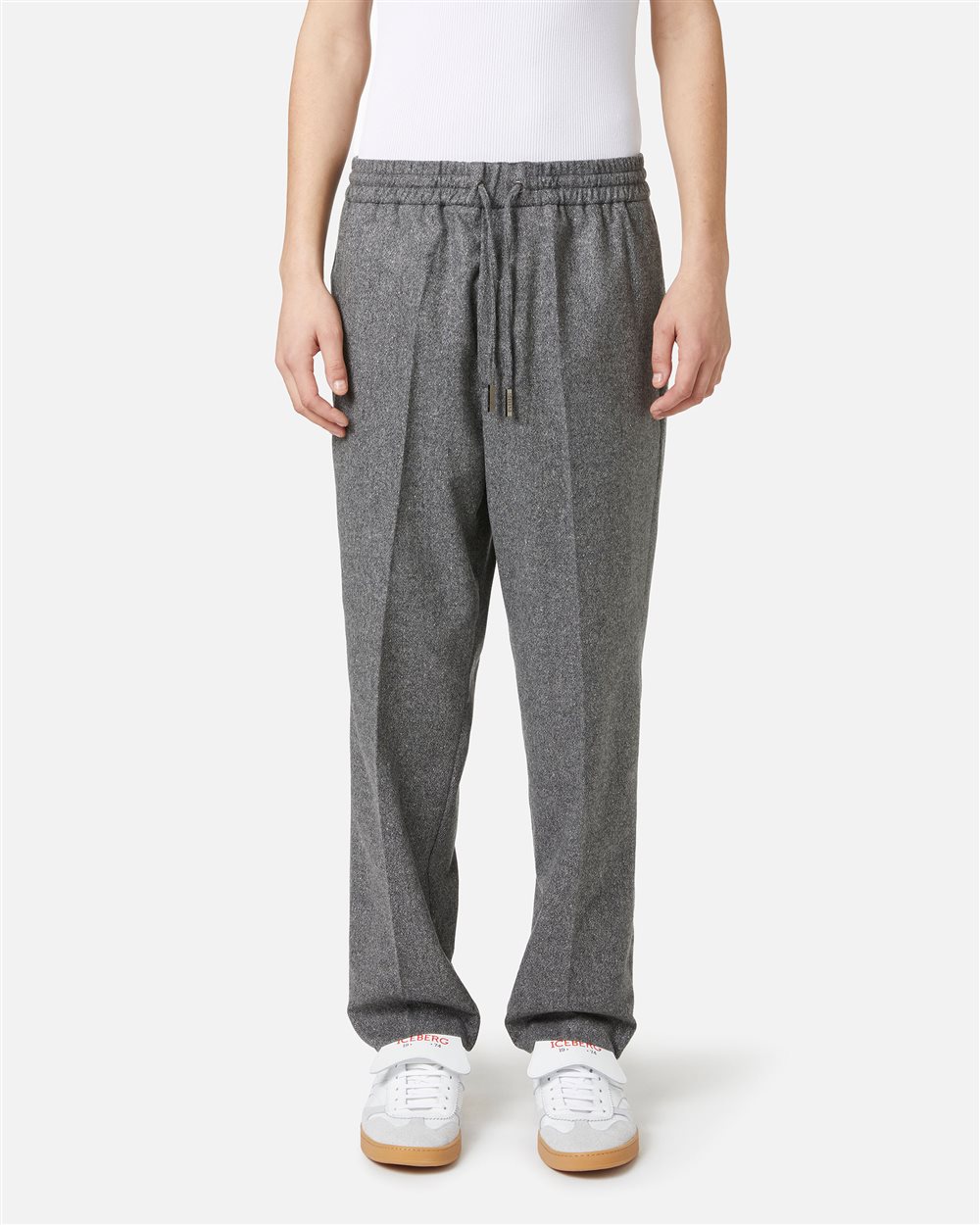 Formeller Jogging-Schnitt aus leichtem Bouclé: die perfekte Balance zwischen Komfort und Schneiderku - Kleidung | Iceberg - Official Website