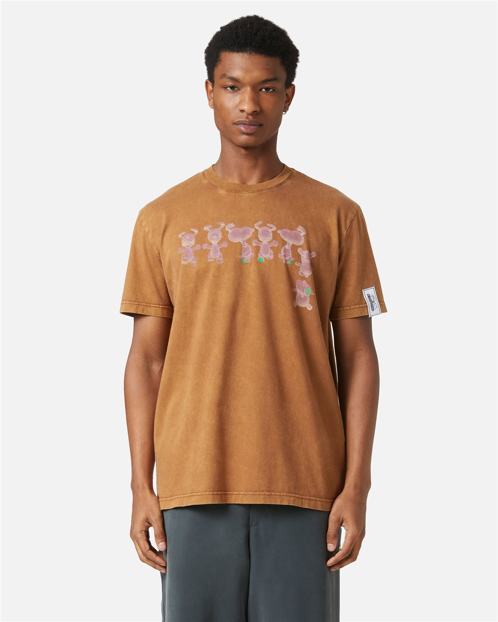 Vintage-Spirit, zeitgenössische Ironie: das Peanuts-T-Shirt in Haselnuss-Version - Kleidung | Iceberg - Official Website