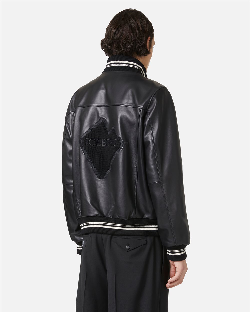 Schwarze Bomberjacke aus Leder mit gesticktem Iceberg-Logo - Jacken und Mäntel | Iceberg - Official Website