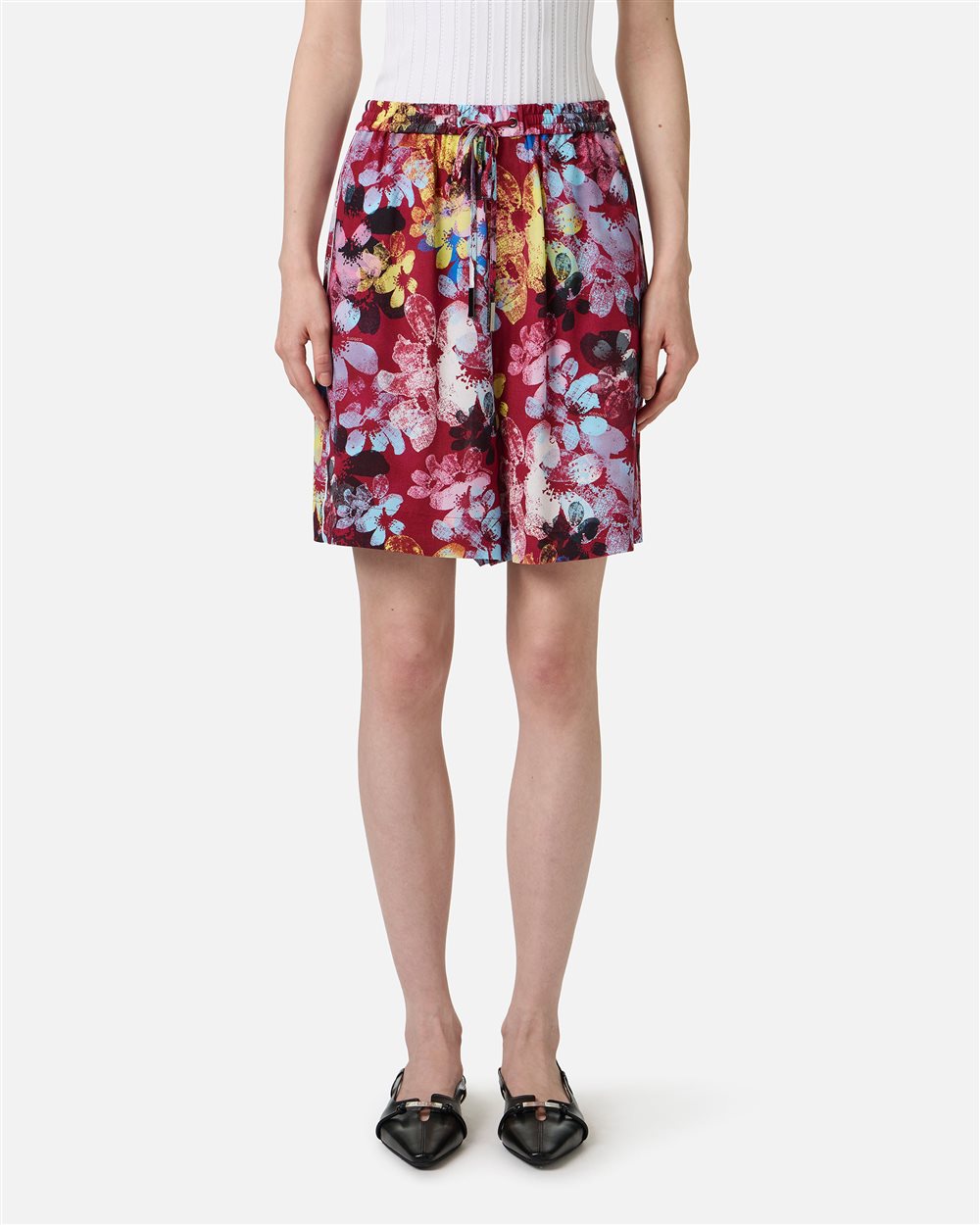 Comfort fit patterned Bermuda shorts on a red background, made from viscose - New in | Iceberg - Official Website