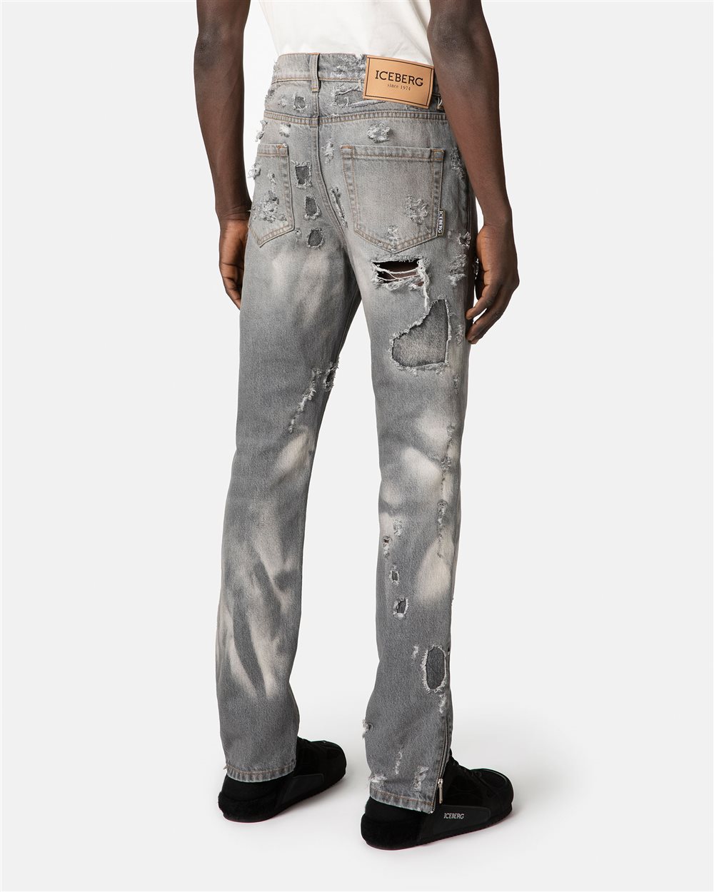 washed Gray Iceberg jeans pockets | 5