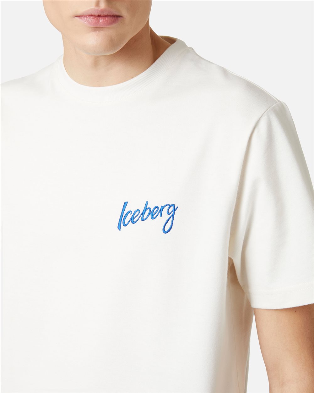 Iconic and contemporary: the Iceberg Dinner T-shirt in vanilla