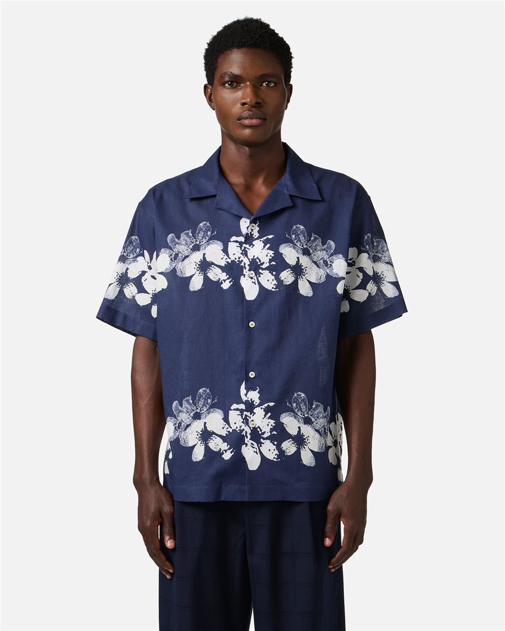 Relaxed fit blue linen and cotton blend shirt with Hawaiian print