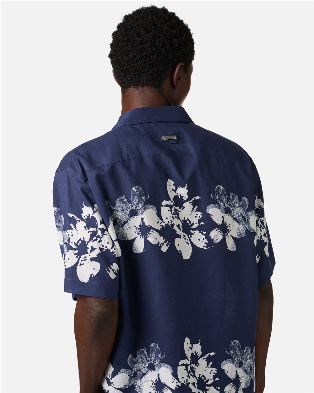 Relaxed fit blue linen and cotton blend shirt with Hawaiian print