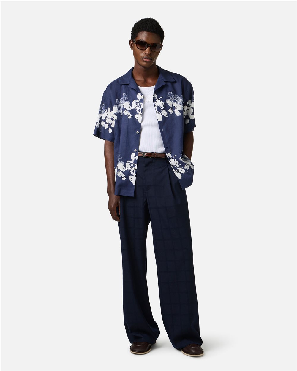 Relaxed fit blue linen and cotton blend shirt with Hawaiian print