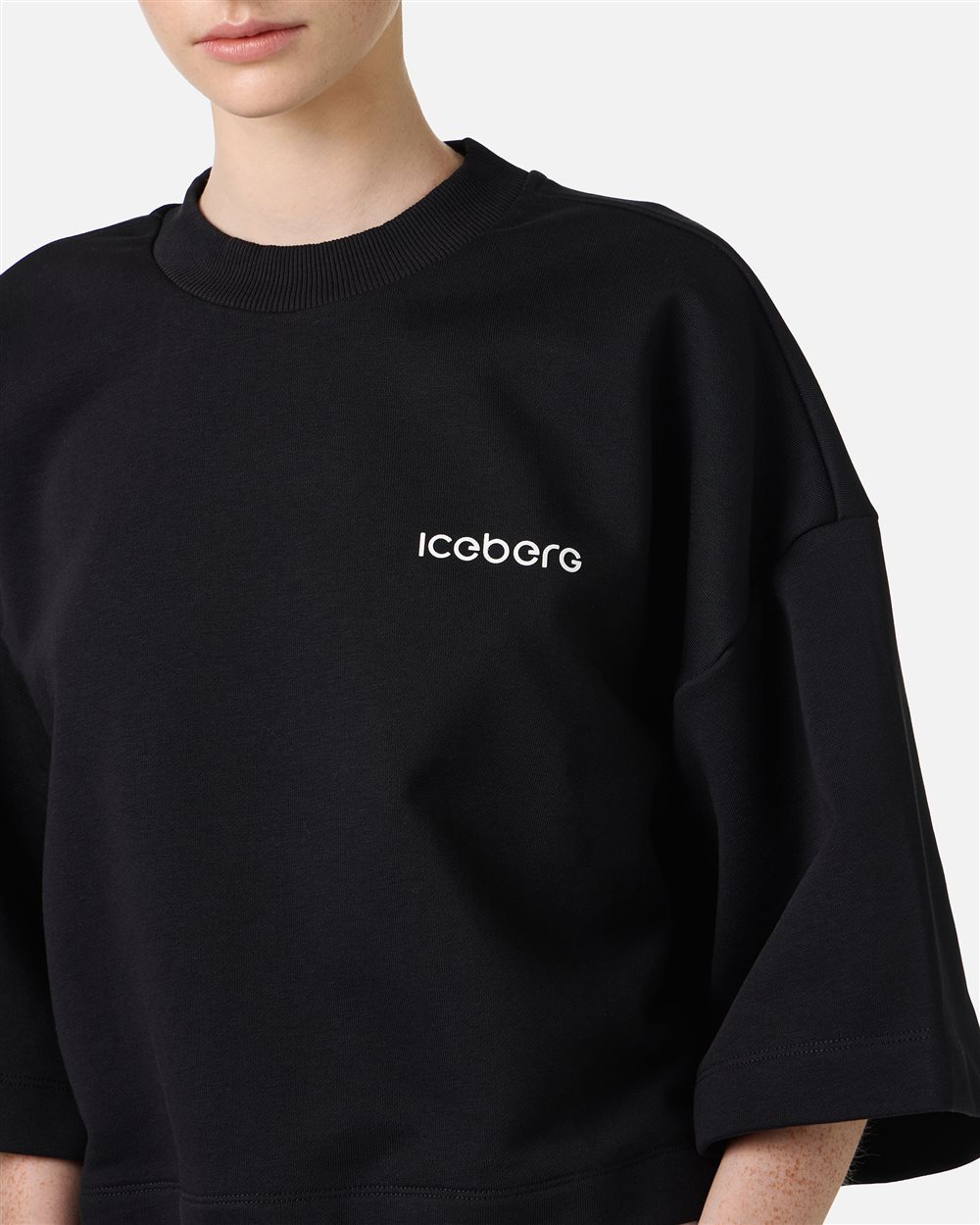 Black cropped fit short-sleeved sweatshirt in sustainable cotton