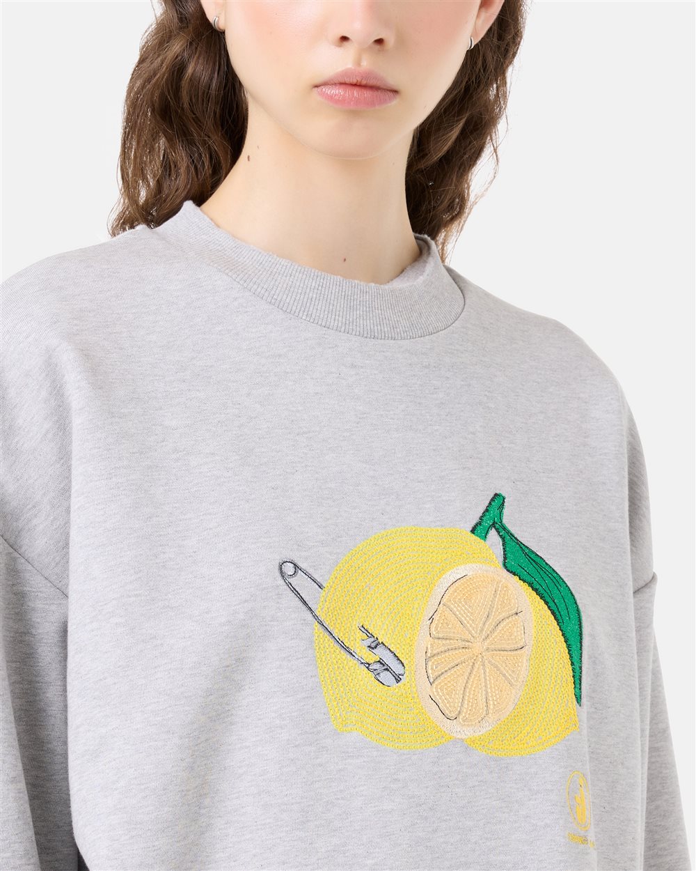 Light gray melange cotton cropped sweatshirt with lemon print